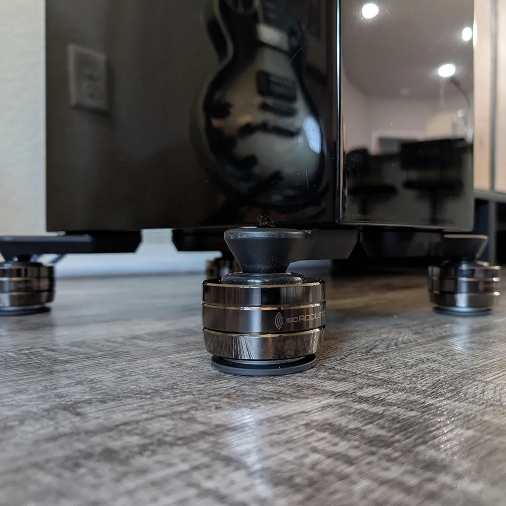 IsoAcoustics Gaia Neo, piedini montati sotto un diffusore da pavimento