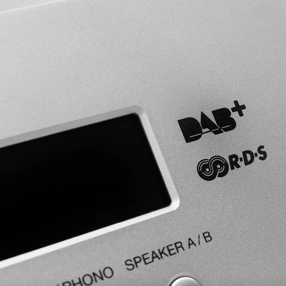 Cambridge Audio AXR100D — dettaglio del display con i loghi DAB+ e RDS