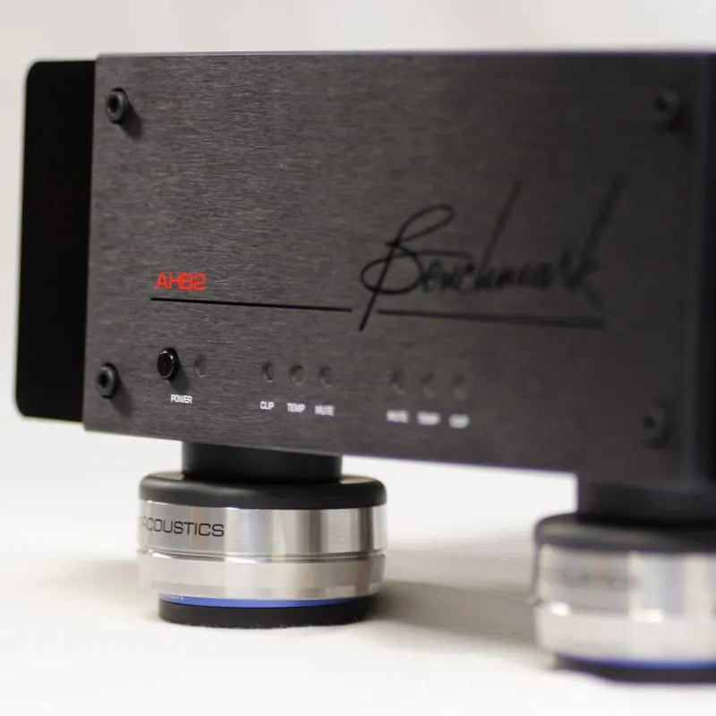IsoAcoustics Orea — isolatori sotto un amplificatore