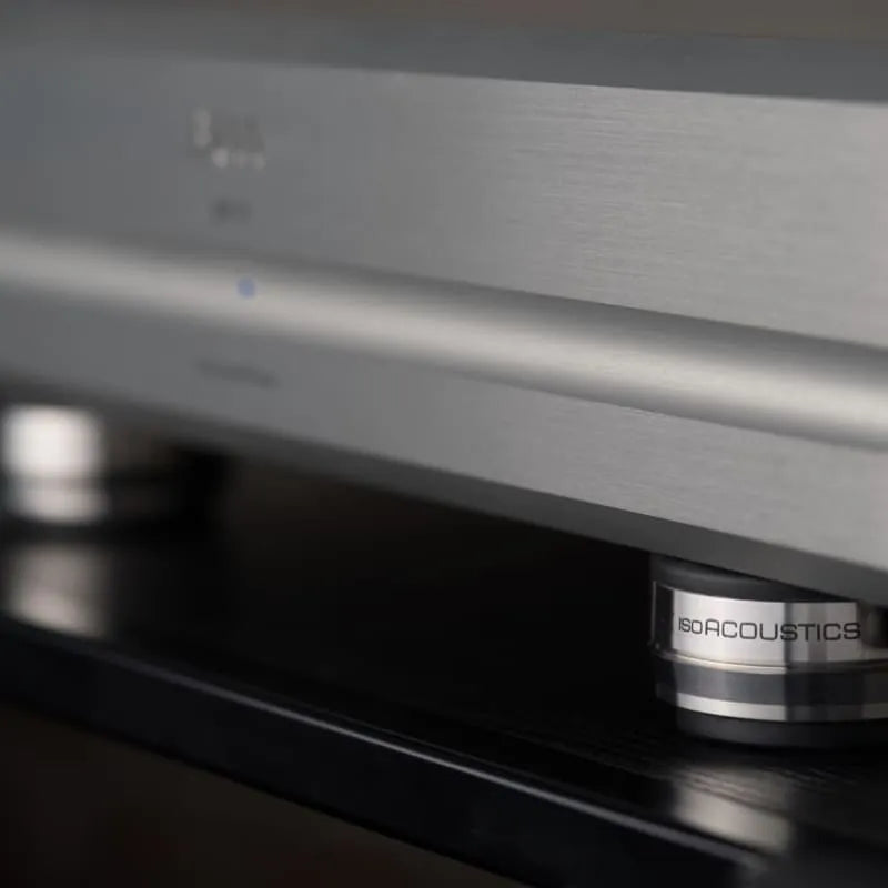IsoAcoustics Orea — isolatore sotto un'elettronica, dettaglio