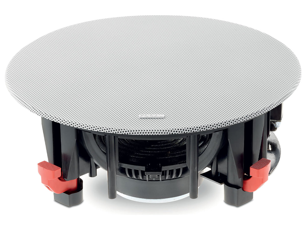 Focal 100 ICW8, vista di tre quarti, con griglia rotonda