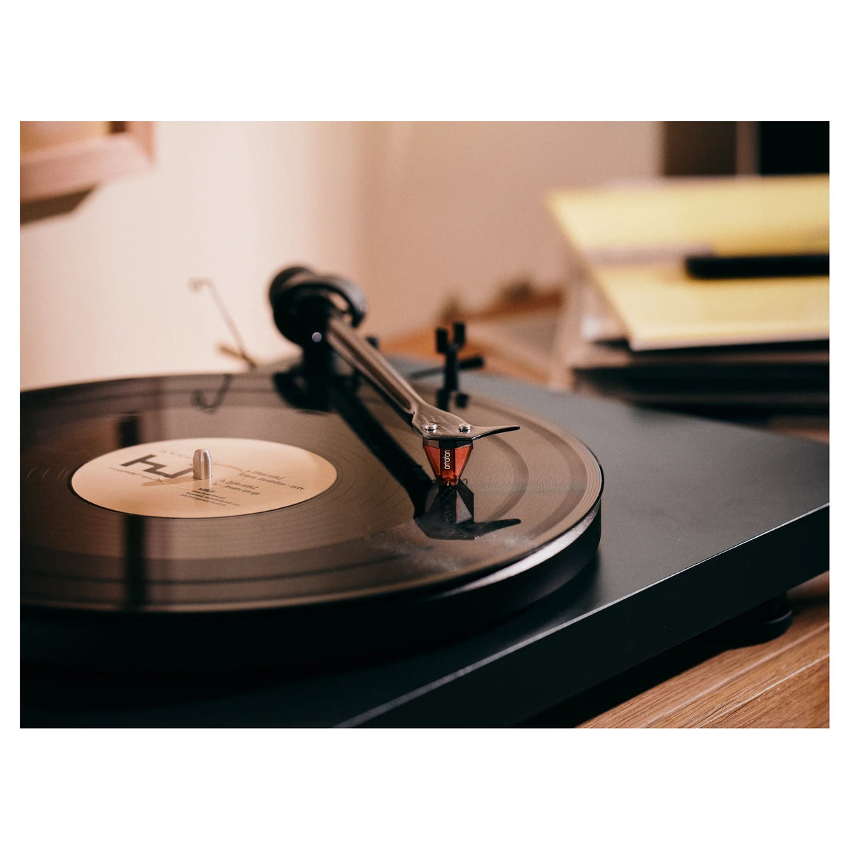Ortofon 2M RED Verso — Foto ambientata