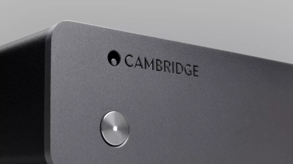 Cambridge Audio Alva Solo — dettaglio del frontale con il tasto di accensione